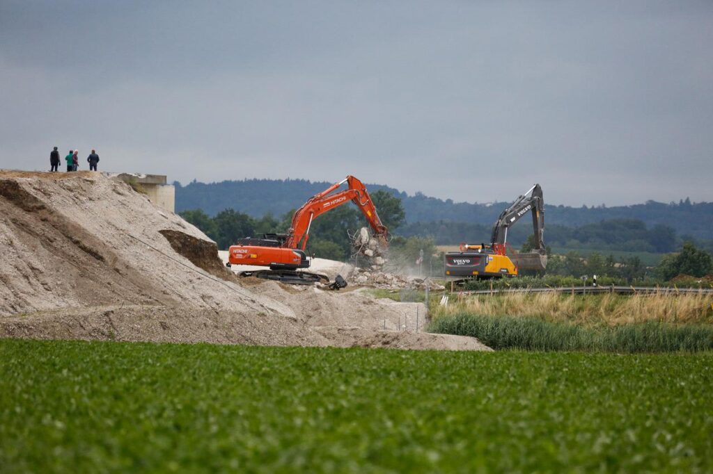 excavators, demolition, bridge-6404240.jpg